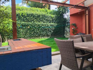 casa en venta en la Recta a Cholula cerca a la UDLA en condominio con  área verde .