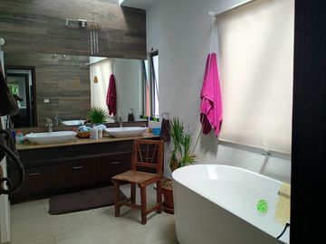 casa en venta en la Recta a Cholula cerca a la UDLA en condominio con  área verde .