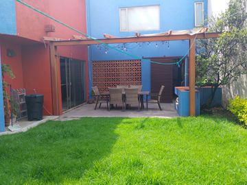 casa en venta en la Recta a Cholula cerca a la UDLA en condominio con  área verde .