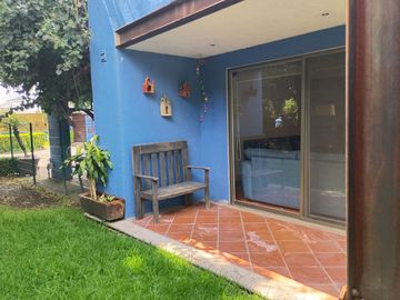 casa en venta en la Recta a Cholula cerca a la UDLA en condominio con  área verde .