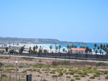 Casa Moderna en Ensenada con Impresionantes Vistas al Océano, a Solo Minutos de la Playa Arenosa