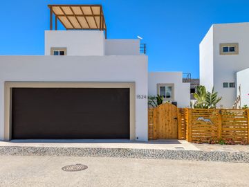 Casa Moderna en Ensenada con Impresionantes Vistas al Océano, a Solo Minutos de la Playa Arenosa