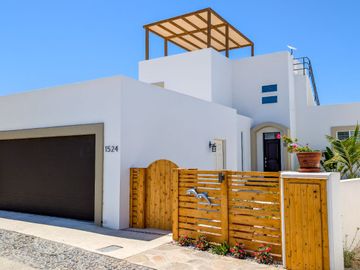 Casa Moderna en Ensenada con Impresionantes Vistas al Océano, a Solo Minutos de la Playa Arenosa