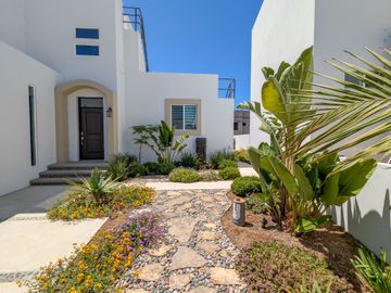 Casa Moderna en Ensenada con Impresionantes Vistas al Océano, a Solo Minutos de la Playa Arenosa