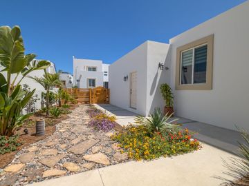 Casa Moderna en Ensenada con Impresionantes Vistas al Océano, a Solo Minutos de la Playa Arenosa