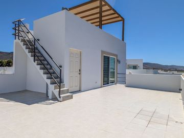 Casa Moderna en Ensenada con Impresionantes Vistas al Océano, a Solo Minutos de la Playa Arenosa
