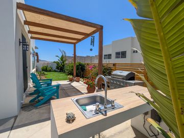 Casa Moderna en Ensenada con Impresionantes Vistas al Océano, a Solo Minutos de la Playa Arenosa