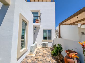 Casa Moderna en Ensenada con Impresionantes Vistas al Océano, a Solo Minutos de la Playa Arenosa