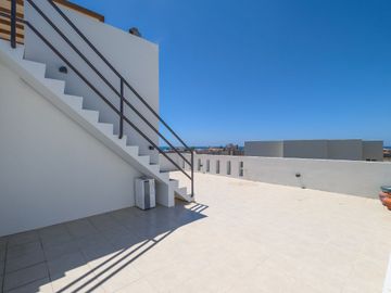 Casa Moderna en Ensenada con Impresionantes Vistas al Océano, a Solo Minutos de la Playa Arenosa