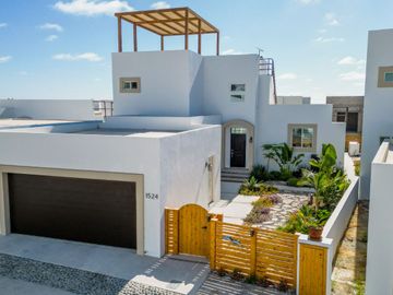 Casa Moderna en Ensenada con Impresionantes Vistas al Océano, a Solo Minutos de la Playa Arenosa