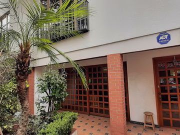 RESIDENCIA EN VENTA A PASOS DEL PARQUE HUNDIDO