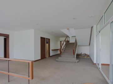 Amplia CASA EN VENTA sobre Calzada de Los Fuertes