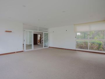 Amplia CASA EN VENTA sobre Calzada de Los Fuertes