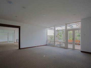 Amplia CASA EN VENTA sobre Calzada de Los Fuertes