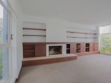 Amplia CASA EN VENTA sobre Calzada de Los Fuertes