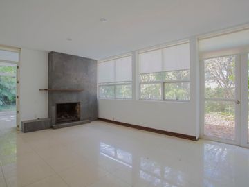 Amplia CASA EN VENTA sobre Calzada de Los Fuertes