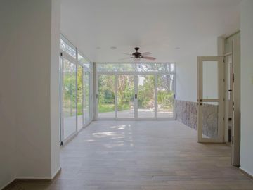 Amplia CASA EN VENTA sobre Calzada de Los Fuertes
