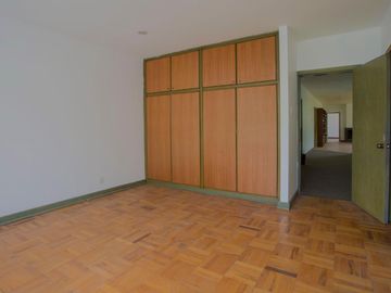Amplia CASA EN VENTA sobre Calzada de Los Fuertes