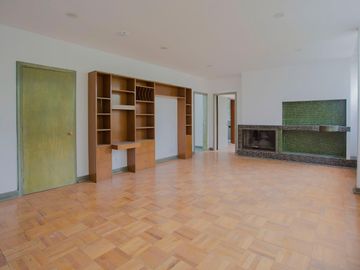 Amplia CASA EN VENTA sobre Calzada de Los Fuertes