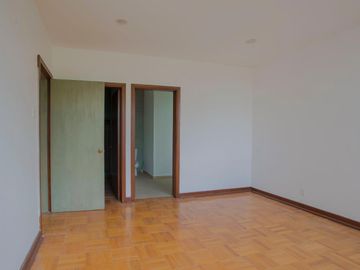 Amplia CASA EN VENTA sobre Calzada de Los Fuertes
