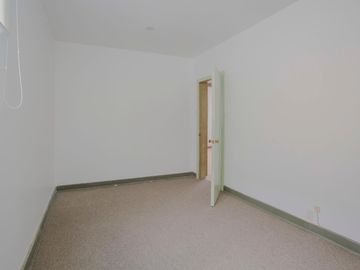 Amplia CASA EN VENTA sobre Calzada de Los Fuertes