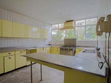 Amplia CASA EN VENTA sobre Calzada de Los Fuertes