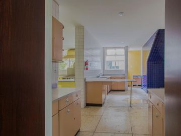 Amplia CASA EN VENTA sobre Calzada de Los Fuertes