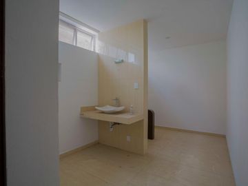 Amplia CASA EN VENTA sobre Calzada de Los Fuertes