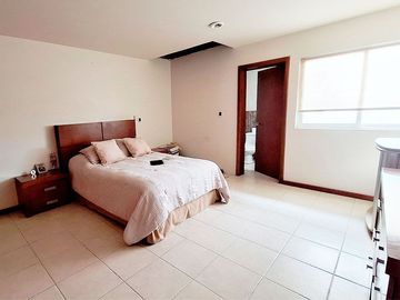 Casa en venta en Zona Plateada, con cinco habitaciones.