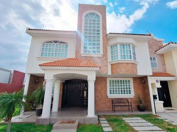 Casa en venta en Zona Plateada, con cinco habitaciones.