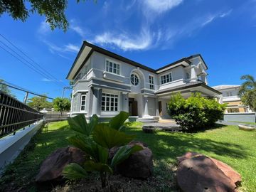 For Sale 4 bedrooms 4 bathroom Ladawan Lake Colonial