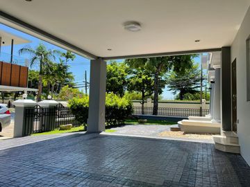 For Sale 4 bedrooms 4 bathroom Ladawan Lake Colonial