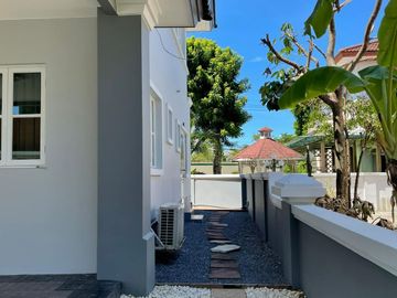 For Sale 4 bedrooms 4 bathroom Ladawan Lake Colonial