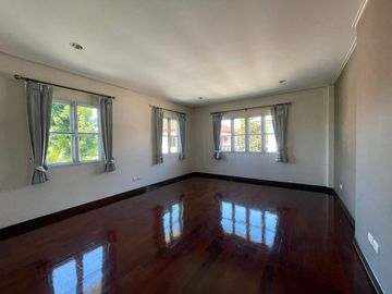 For Sale 4 bedrooms 4 bathroom Ladawan Lake Colonial