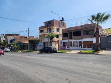 EN VENTA AMPLIA CASA A PRECIO DE TERRENO EN AV. PRINCIPAL DE MOLLENDO