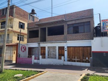EN VENTA AMPLIA CASA A PRECIO DE TERRENO EN AV. PRINCIPAL DE MOLLENDO