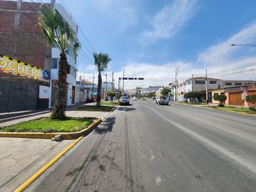 EN VENTA AMPLIA CASA A PRECIO DE TERRENO EN AV. PRINCIPAL DE MOLLENDO