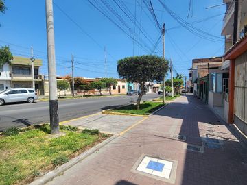 EN VENTA AMPLIA CASA A PRECIO DE TERRENO EN AV. PRINCIPAL DE MOLLENDO