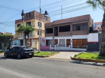 EN VENTA AMPLIA CASA A PRECIO DE TERRENO EN AV. PRINCIPAL DE MOLLENDO
