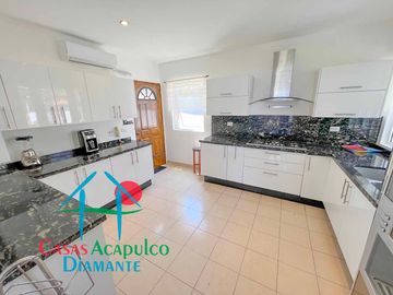Casa en renta con terraza,  espectacular vista al mar y alberca privada