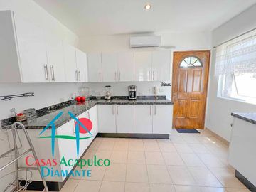 Casa en renta con terraza,  espectacular vista al mar y alberca privada