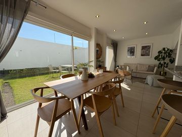 CASA MODERNA EN VENTA CON JARDÍN Y TERRAZA