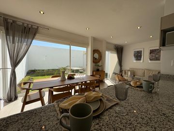 CASA MODERNA EN VENTA CON JARDÍN Y TERRAZA