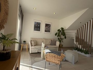 CASA MODERNA EN VENTA CON JARDÍN Y TERRAZA