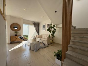 CASA MODERNA EN VENTA CON JARDÍN Y TERRAZA