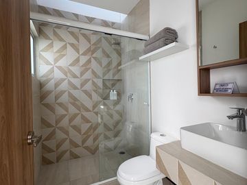 CASA MODERNA EN VENTA CON JARDÍN Y TERRAZA