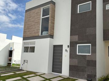 CASA MODERNA EN VENTA CON JARDÍN Y TERRAZA