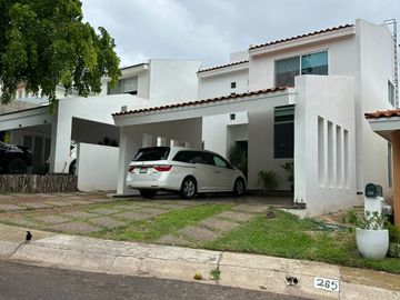 Casa en Venta en la Primavera en Culiacan Barrio San Agustin