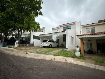 Casa en Venta en la Primavera en Culiacan Barrio San Agustin
