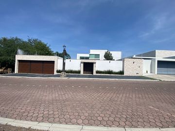 HERMOSA CASA EN VENTA EN BALCONES DE JURIQUILLA